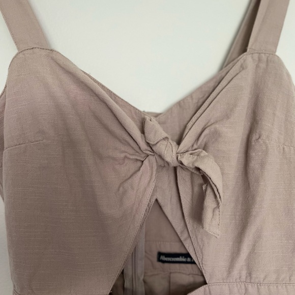 Short romper with pockets. Slight cut out above the belly button. - Picture 3 of 3